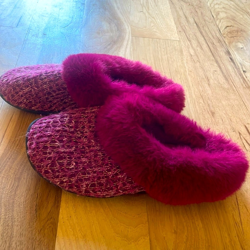 Women’s size 6 1/2/7 slippers
